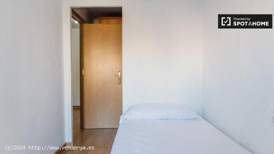 Se alquila habitación luminosa en apartamento de 4 dormitorios, Poblats Marítims - VALENCIA