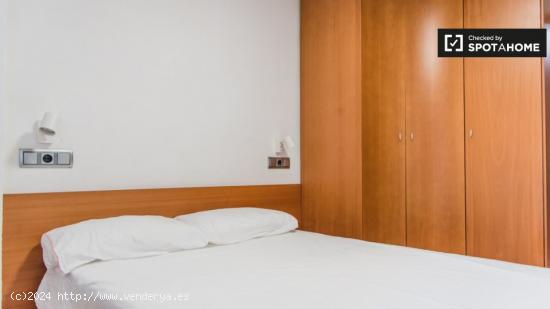 Se alquila generosa habitación en apartamento de 4 dormitorios, Poblats Marítims - VALENCIA