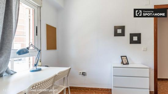 Se alquila habitación compacta en apartamento de 9 habitaciones en Mestalla - VALENCIA