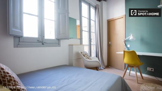 Moderna habitación en apartamento de 3 dormitorios en Gràcia - BARCELONA