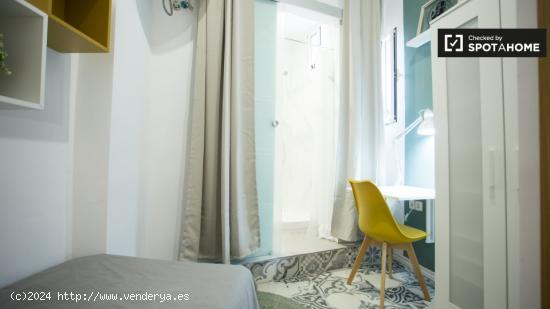 Habitación amueblada en apartamento de 3 dormitorios en Gràcia - BARCELONA