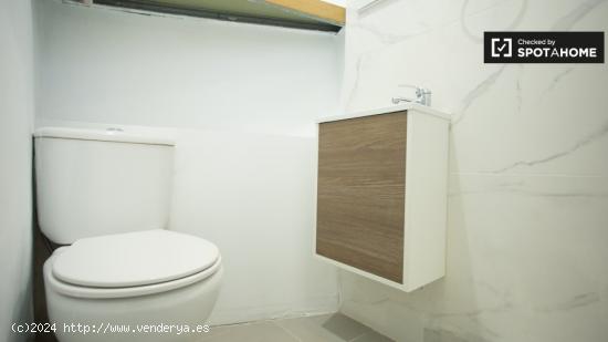 Habitación amueblada en apartamento de 3 dormitorios en Gràcia - BARCELONA