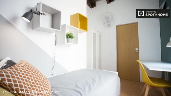 Habitación luminosa en piso de 3 dormitorios en Gràcia. - BARCELONA