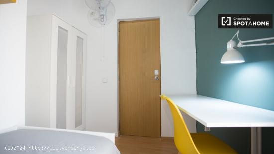 Habitación luminosa en piso de 3 dormitorios en Gràcia. - BARCELONA