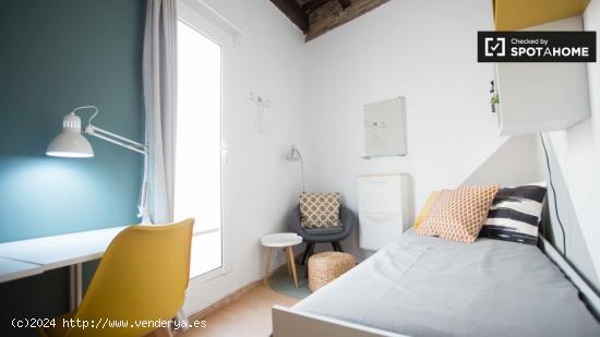 Habitación luminosa en piso de 3 dormitorios en Gràcia. - BARCELONA