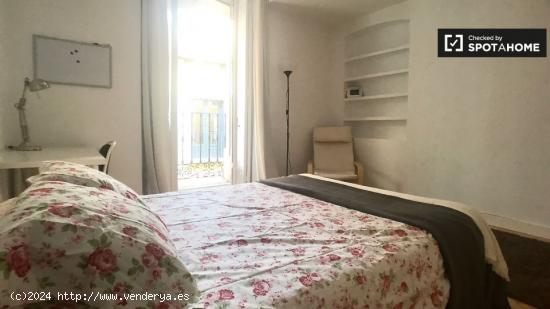 Amplia habitación en apartamento de 6 dormitorios en Malasaña - MADRID