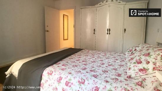 Amplia habitación en apartamento de 6 dormitorios en Malasaña - MADRID