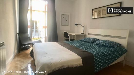 Amplia habitación en piso de 6 dormitorios en Malasaña - MADRID