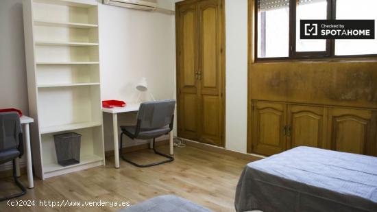 Amplia habitación en apartamento de 7 dormitorios en Valverde, Madrid - MADRID