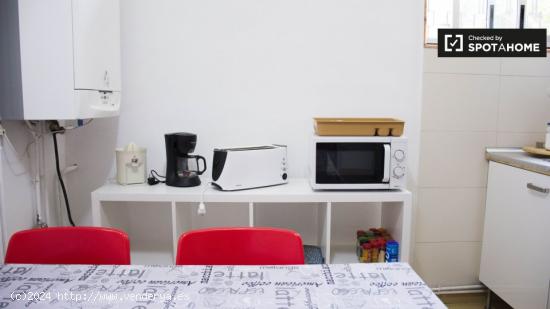 Habitación amueblada en apartamento de 7 dormitorios en Valverde - MADRID