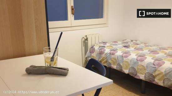 Acogedora habitación con cama individual en alquiler en Eixample - BARCELONA