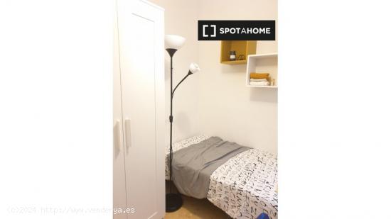 Cómoda habitación con cama individual en alquiler en Eixample - BARCELONA