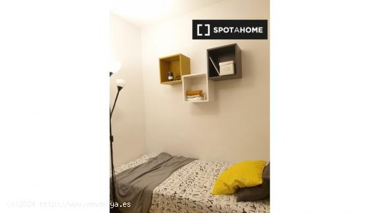 Cómoda habitación con cama individual en alquiler en Eixample - BARCELONA