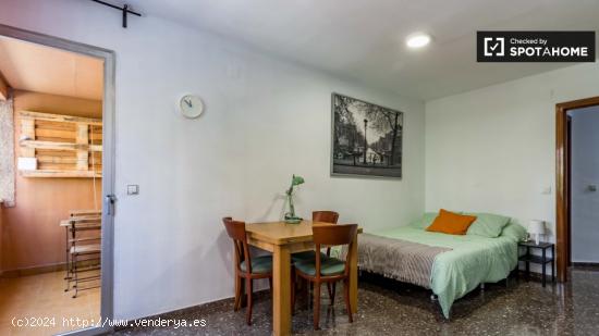 Amplia habitación en alquiler en un apartamento de 4 dormitorios en Algirós - VALENCIA