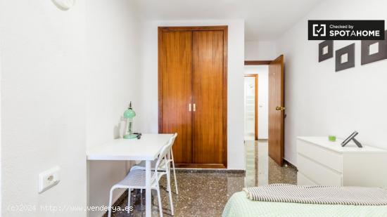 Moderna habitación en alquiler en piso de 4 dormitorios en Algirós - VALENCIA