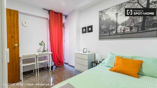 Habitación luminosa en alquiler en un apartamento de 4 dormitorios en Algirós - VALENCIA