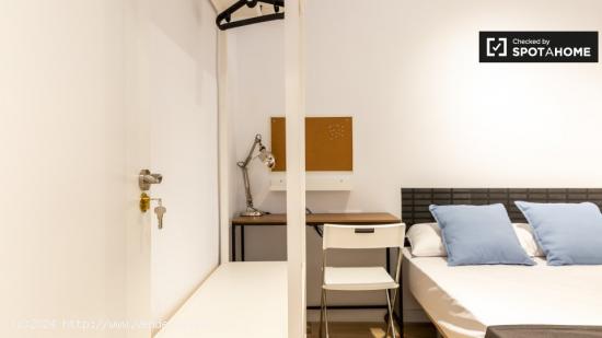 Habitación ordenada en apartamento de 5 dormitorios en L'Hospitalet de Llobregat - BARCELONA