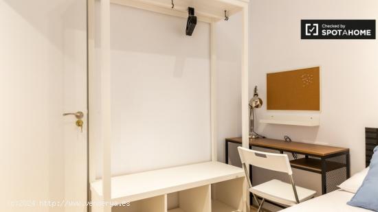 Habitación ordenada en apartamento de 5 dormitorios en L'Hospitalet de Llobregat - BARCELONA