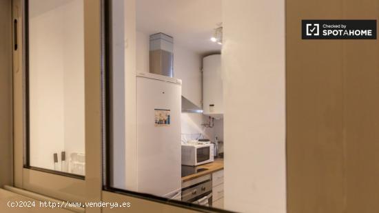 Habitación ordenada en apartamento de 5 dormitorios en L'Hospitalet de Llobregat - BARCELONA