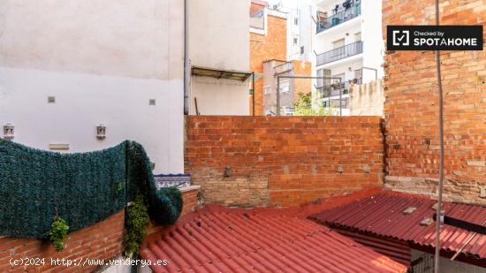 Amplia habitación en apartamento de 5 dormitorios en L'Hospitalet de Llobregat - BARCELONA