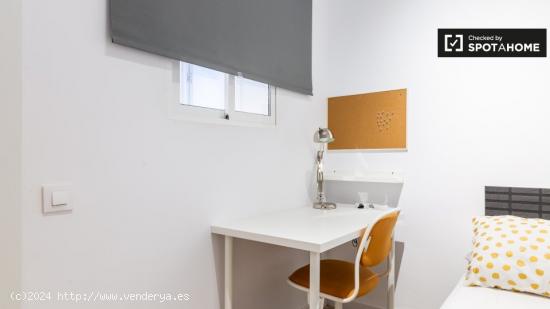 Acogedora habitación en apartamento de 5 dormitorios en L'Hospitalet de Llobregat - BARCELONA