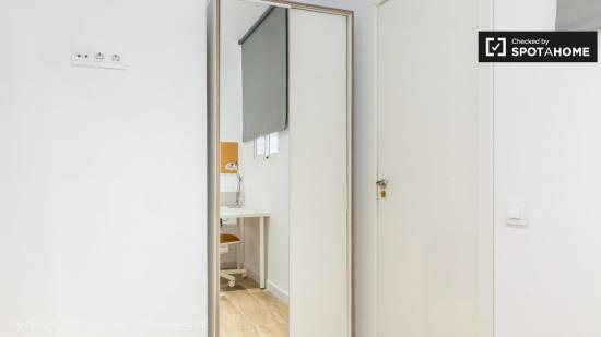 Acogedora habitación en apartamento de 5 dormitorios en L'Hospitalet de Llobregat - BARCELONA