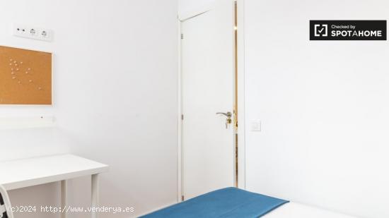 Habitación luminosa en apartamento de 5 dormitorios en L'Hospitalet de Llobregat - BARCELONA