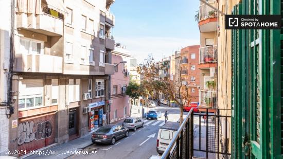 Habitación luminosa en apartamento de 5 dormitorios en L'Hospitalet de Llobregat - BARCELONA