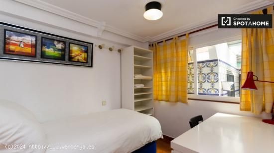 Se alquila habitación luminosa en casa de 2 dormitorios en Puente de Vallecas - MADRID