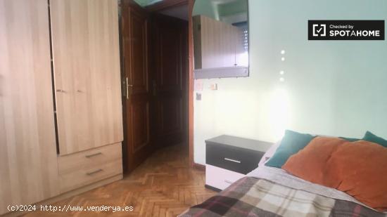 Acogedora habitación en alquiler en apartamento de 3 dormitorios en Aluche - MADRID