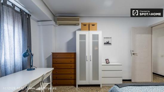 Moderna habitación en apartamento de 5 dormitorios en Quatre Carreres - VALENCIA