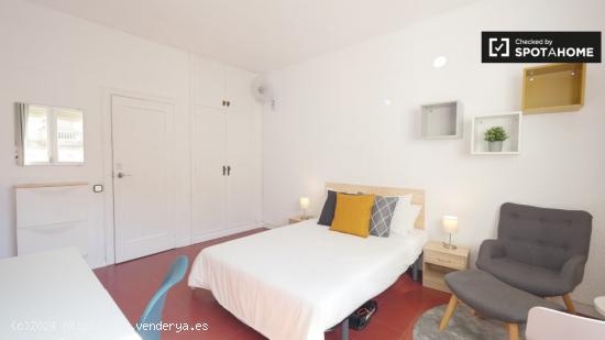 Amplia habitación en alquiler en piso de 4 dormitorios en Gracia - BARCELONA