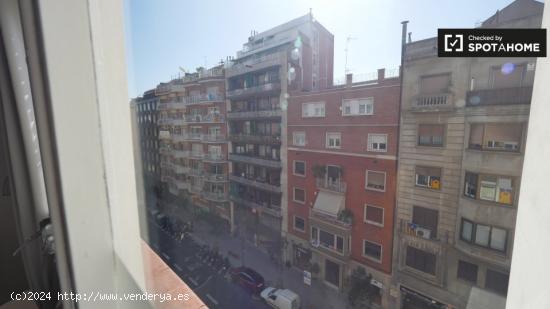 Amplia habitación en alquiler en piso de 4 dormitorios en Gracia - BARCELONA