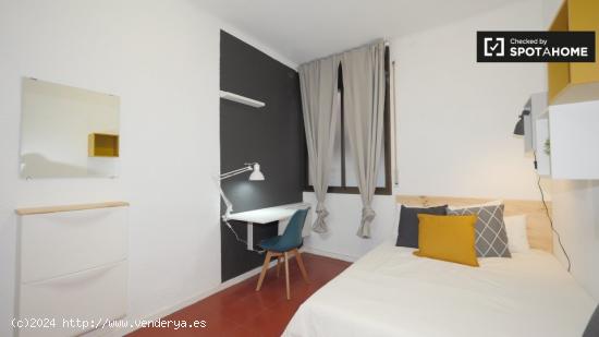 Elegante habitación en alquiler en un apartamento de 4 dormitorios en Gracia - BARCELONA