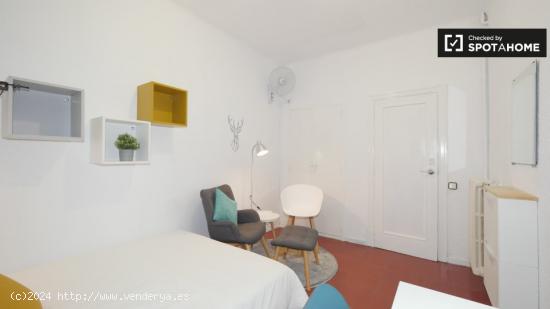 Elegante habitación en alquiler en un apartamento de 4 dormitorios en Gracia - BARCELONA