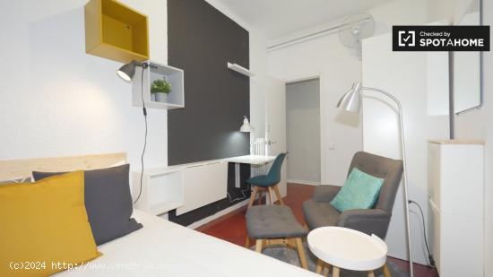 Se alquila habitación luminosa en apartamento de 4 dormitorios en Gracia - BARCELONA