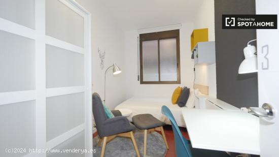 Se alquila habitación luminosa en apartamento de 4 dormitorios en Gracia - BARCELONA