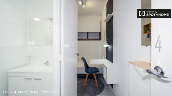 Acogedora habitación en alquiler en un apartamento de 4 dormitorios en Gracia - BARCELONA