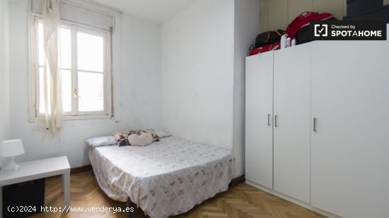 Se alquila habitación luminosa en apartamento de 8 dormitorios en Moncloa - MADRID