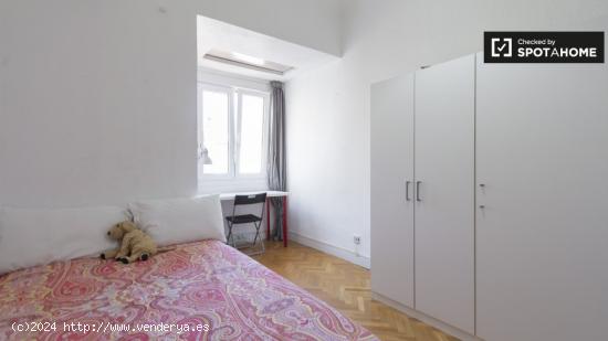 Se alquila habitación ordenada en apartamento de 8 dormitorios en Moncloa - MADRID