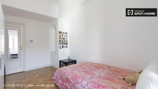 Se alquila habitación ordenada en apartamento de 8 dormitorios en Moncloa - MADRID