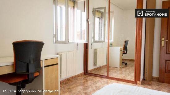 Se alquila habitación amueblada en apartamento de 3 dormitorios, Getafe - MADRID