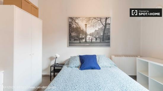 Amplia habitación en apartamento de 5 dormitorios en L'Eixample. - VALENCIA