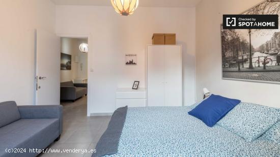 Amplia habitación en apartamento de 5 dormitorios en L'Eixample. - VALENCIA