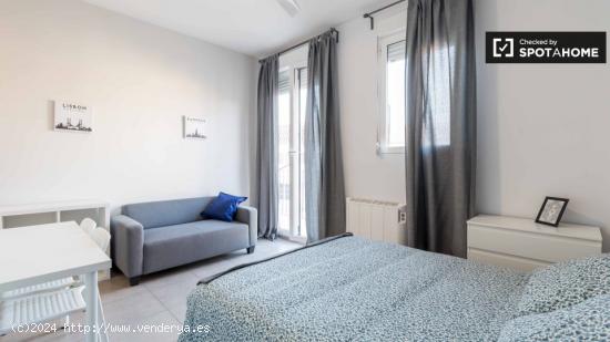 Amplia habitación en un apartamento de 5 dormitorios en L'Eixample - VALENCIA