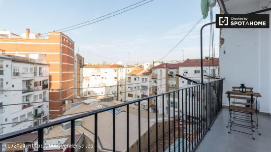 Amplia habitación en un apartamento de 5 dormitorios en L'Eixample - VALENCIA