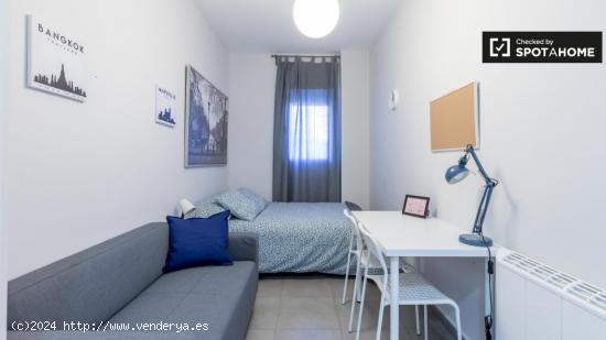 Habitación moderna en un apartamento de 5 dormitorios en L'Eixample - VALENCIA