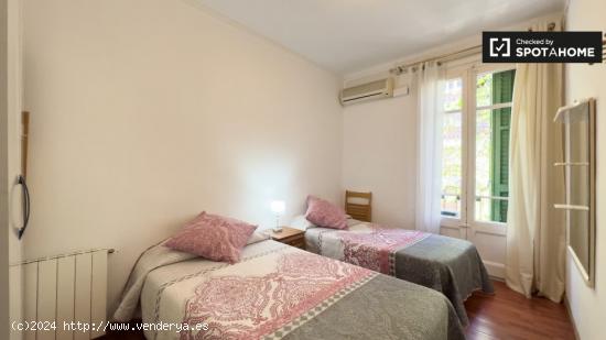 Se alquila habitación en piso de 3 dormitorios en Eixample - BARCELONA