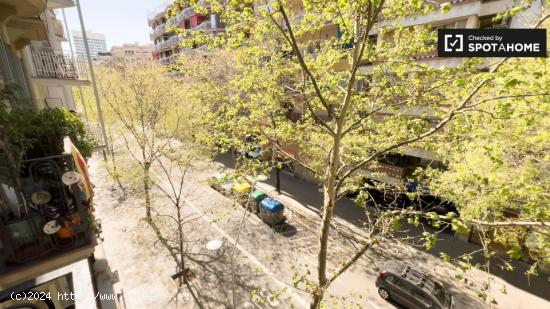 Se alquila habitación en piso de 3 dormitorios en Eixample - BARCELONA