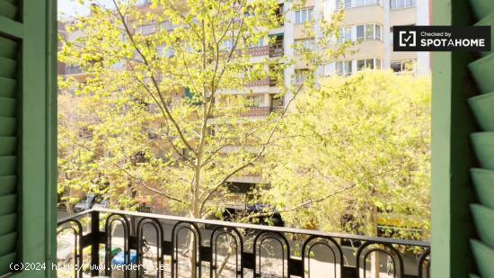 Se alquila habitación en piso de 3 dormitorios en Eixample - BARCELONA